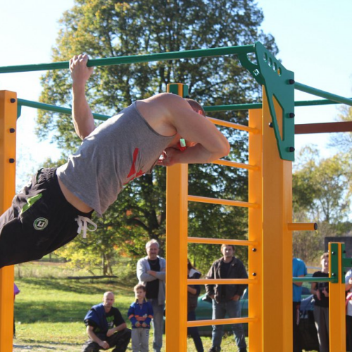 Calisthenics toestel Nippur L+ 15 De NIPPUR L+ biedt maar liefst 31 trainingsstations, waarmee het zich onderscheidt als het meest veelzijdige buiten fitness toestel op de markt